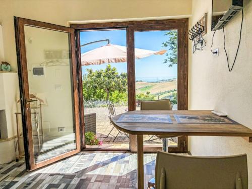 jadalnia ze stołem i parasolem w obiekcie Apartment Serrani-5 by Interhome w mieście Cologna