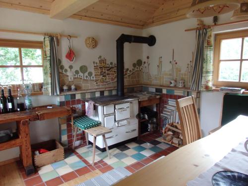eine Küche mit Herd und Fliesenboden in der Unterkunft Casa Sauschneider in Sankt Ruprecht ob Murau