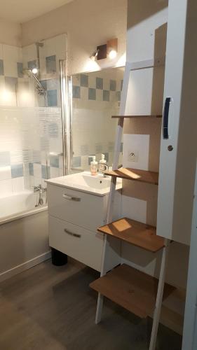 une salle de bain avec un lavabo blanc et une douche dans l'établissement villa les bastides de l olivier grau du roi, au Grau-du-Roi