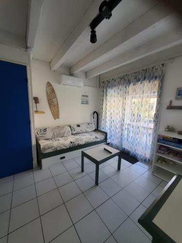 un salon avec un canapé et une table dans l'établissement villa les bastides de l olivier grau du roi, au Grau-du-Roi