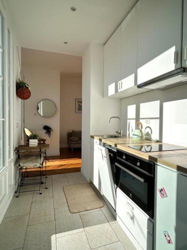 une cuisine avec des armoires blanches et un lave-vaisselle noir dans l'établissement Exclusive Top Floor - Love Suite, à Nice