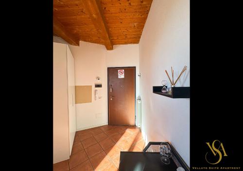 a hallway with a door in a room at Velluto Suite Apartment in Calderara di Reno