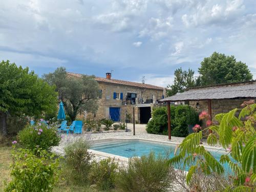 une vue extérieure d'une maison avec piscine dans l'établissement Le Mas du Bueysse, à Bessas