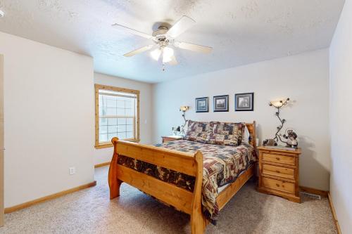 Un dormitorio con una cama y un ventilador de techo. en Candlewood V, en McCall