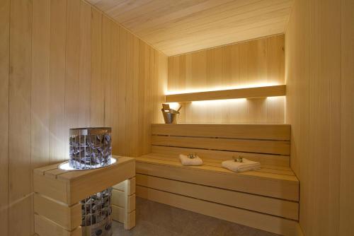 una sauna con banco en una sala de madera en Odalys Chalet L'Hermine, en Les Deux Alpes