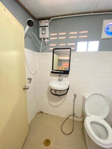 a bathroom with a toilet and a sink at ID Garden Home in Ban Cham Kha