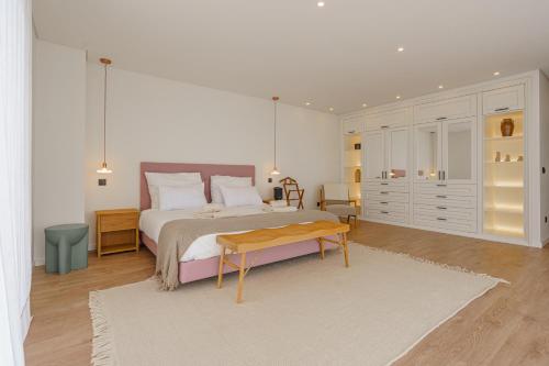 um quarto com uma cama e uma mesa em Casa Evangeline, luxury villa with ocean view na Lourinhã