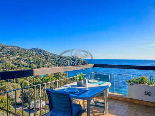 Appartement T2 vue mer à 600 m de la plage du Canadel