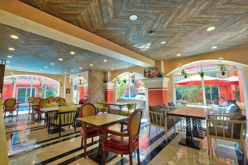 ein Restaurant mit Tischen und Stühlen in einem Raum in der Unterkunft Seven seas condo Resort in Jomtien Beach