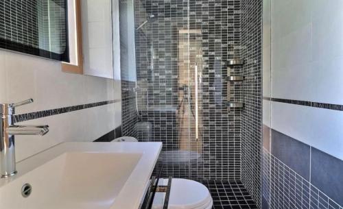 une salle de bain avec toilettes, lavabo et douche dans l'établissement Noceta, à Miramas