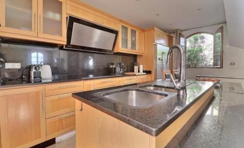 une cuisine avec un évier et un plan de travail dans l'établissement Noceta, à Miramas