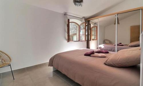 une chambre avec deux lits et un miroir dans l'établissement Noceta, à Miramas