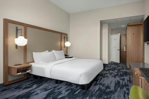 Fairfield by Marriott Inn & Suites Helena Northにあるベッド