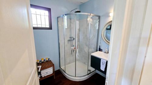 une salle de bain avec douche et lavabo dans l'établissement Cassis Villa 2 - 8 personnes, à Cassis