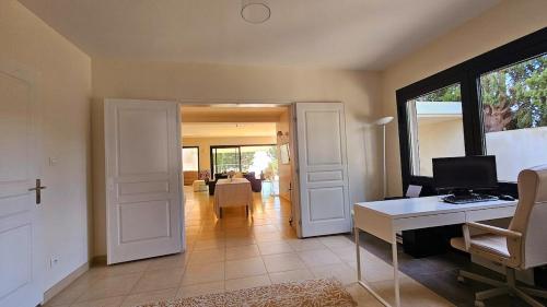 - un salon avec un bureau et un ordinateur dans l'établissement Cassis Villa 2 - 8 personnes, à Cassis
