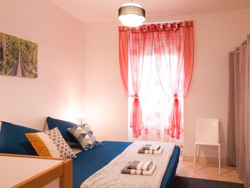 une chambre avec un lit bleu et une fenêtre dans l'établissement Appartement quartier NEY 3 personnes, à Angers