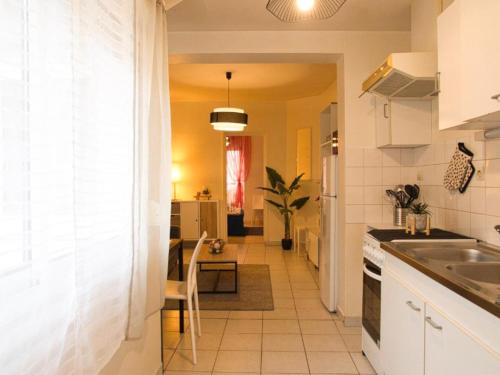 une cuisine avec un couloir menant à un salon dans l'établissement Appartement quartier NEY 3 personnes, à Angers