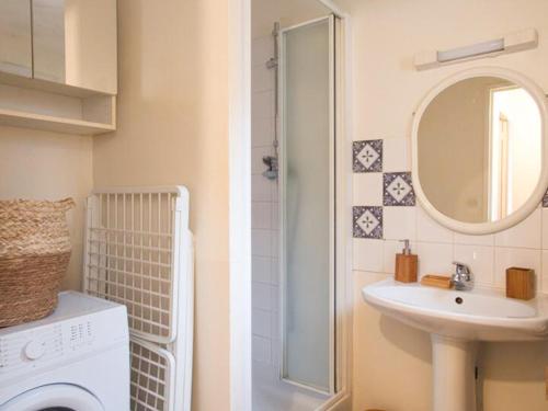 une salle de bain avec un lavabo et une machine à laver dans l'établissement Appartement quartier NEY 3 personnes, à Angers