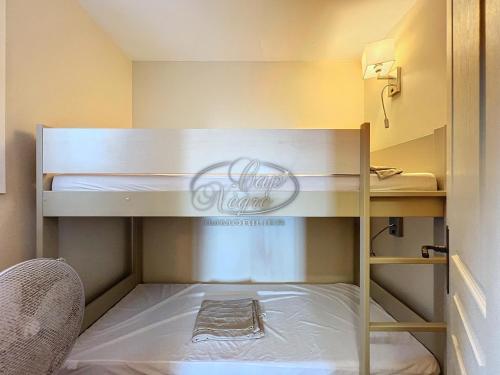 ein kleines Zimmer mit einem Etagenbett darin in der Unterkunft Appartement 4 personnes vue mer résidence pierre et vacances à Pramousquier in Rayol-Canadel-sur-Mer