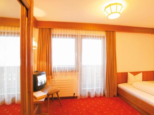 Televízia a/alebo spoločenská miestnosť v ubytovaní Hotel Lammwirt