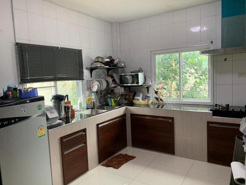 Kuchyň nebo kuchyňský kout v ubytování น่านน้ำโฮม