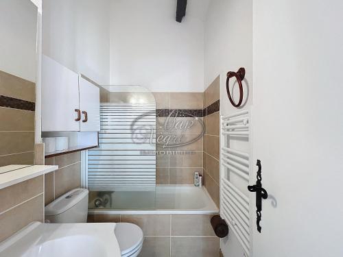 une salle de bain avec une baignoire, des toilettes et un lavabo dans l'établissement Appartement 4 personnes vue mer, résidence avec piscine à Pramousquier, au Lavandou