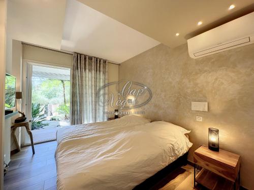 une chambre avec un lit avec un panneau sur le mur dans l'établissement Magnifique Villa classée 4 étoiles avec piscine et vue mer à Cavalière, au Lavandou