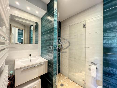 une salle de bain avec un lavabo et une douche dans l'établissement Magnifique Villa classée 4 étoiles avec piscine et vue mer à Cavalière, au Lavandou