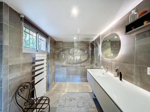 Ένα μπάνιο στο Magnifique appartement moderne en duplex 4 personnes avec terrasse et chambres vue mer à la Fossette - Le Lavandou