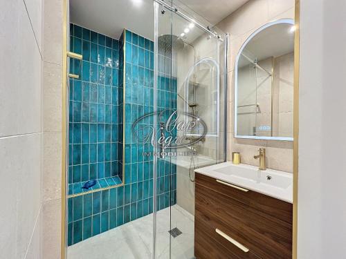 une salle de bain avec une douche en verre et un lavabo dans l'établissement Appartement T2 vue mer, pieds dans l'eau avec accès direct à la plage de Cavalière - LE LAVANDOU, au Lavandou