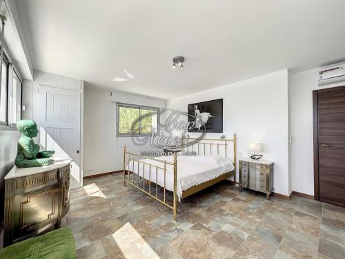 une chambre avec un lit, une table et une fenêtre dans l'établissement Villa pieds dans l'eau pour 10 personnes avec port privé et rooftop à Cavalière, au Lavandou