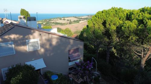 an overhead view of a house with trees and the ocean at Casa Collemar in Trebbiantico