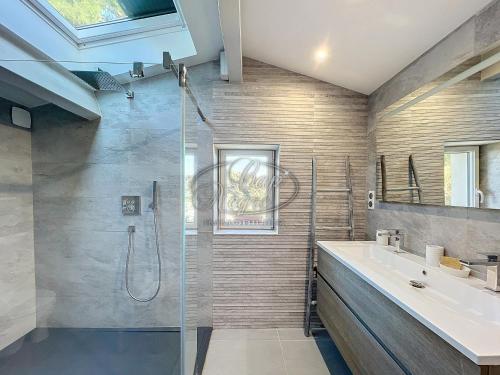 une salle de bain avec douche et lavabo dans l'établissement Maison vue mer pour 8 personnes au Rayol, à Rayol-Canadel-sur-Mer