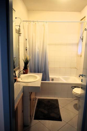 a bathroom with a sink and a tub and a toilet at Casa Collemar in Trebbiantico