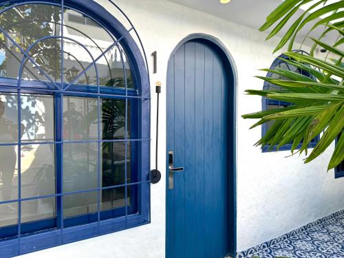 a blue door on the side of a house at Villa kalah in Puerto Triunfo