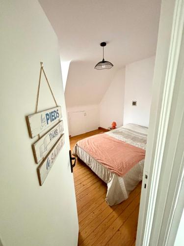 - une chambre avec un lit et un panneau sur la porte dans l'établissement Maison idéale avec enfant, à Porspoder