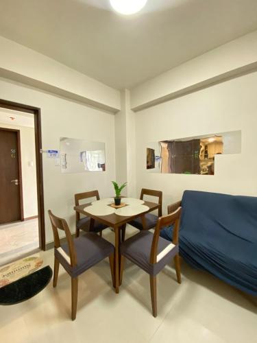 una habitación con una mesa y sillas y una cama en Relax in Paradise Boracay Island, en Boracay