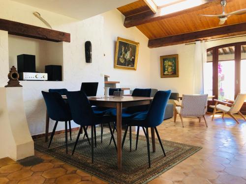 une salle à manger avec une table et des chaises dans l'établissement Casa Scaglione - chambres d'hôte, à Grosseto-Prugna