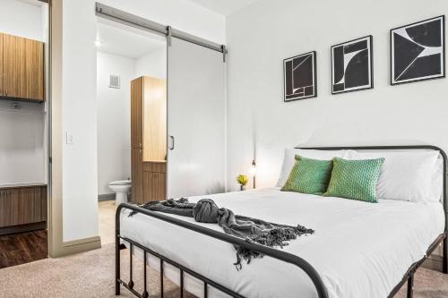 Katil atau katil-katil dalam bilik di Opulent Retreat 1BR 1 Bath Pool and Golf Sim