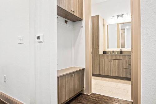 Bilik mandi di Opulent Retreat 1BR 1 Bath Pool and Golf Sim