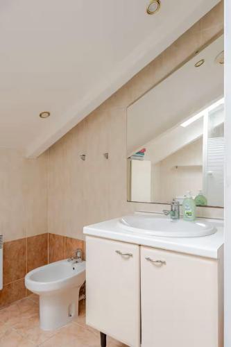 une salle de bain blanche avec un lavabo et un miroir dans l'établissement 2P Carré d'Or, Nice hypercentre, à Nice