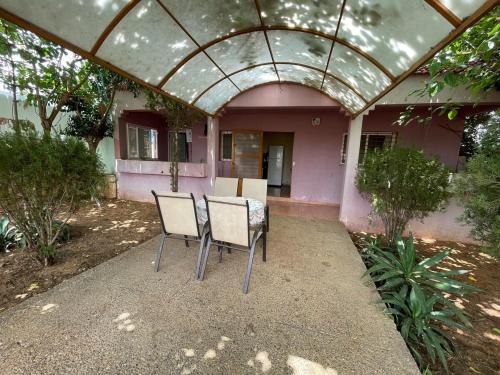 a table and chairs in front of a house at Farmhouse in Kamouni in Dar Caïd Ahemd