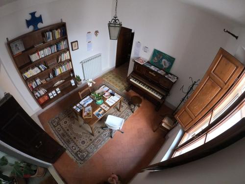 Cette suite offre une vue sur le plafond et dispose d'un salon avec un piano. dans l'établissement Casa e Risorgimento, à Pise
