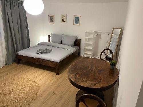 a small bedroom with a bed and a table at Süße Marie Durlach 13 in Karlsruhe