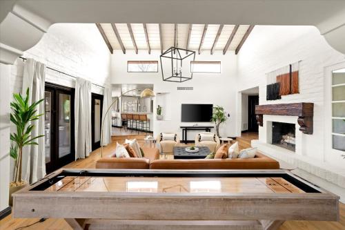 Una televisión o centro de entretenimiento en Luxury Family Getaway Pool Games Sauna More