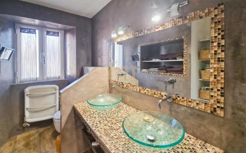 une salle de bain avec un lavabo et un miroir dans l'établissement Superbe T5 centre-ville vue mer, à LʼÎle-Rousse