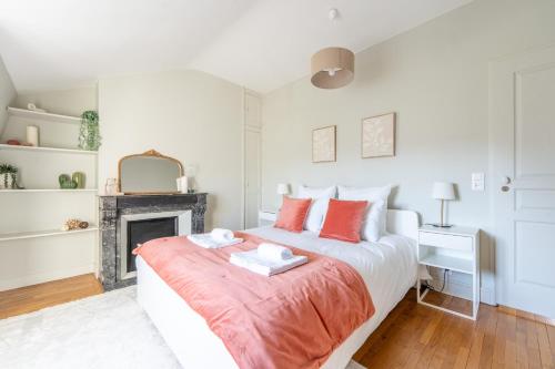 une chambre blanche avec un lit et une cheminée dans l'établissement Le Passage du Roi - Hypercentre, à Tours