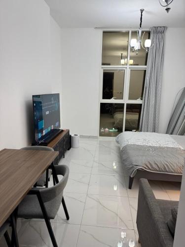 Μια τηλεόραση ή/και κέντρο ψυχαγωγίας στο studio appartment in Ajman