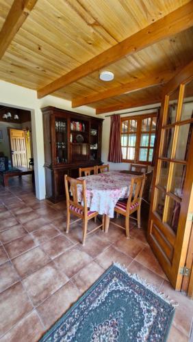 een eetkamer met een tafel en stoelen bij Hermosa casa de campo in Talca