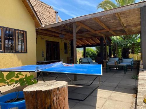 een grote blauwe tafeltennistafel op een patio bij Hermosa casa de campo in Talca